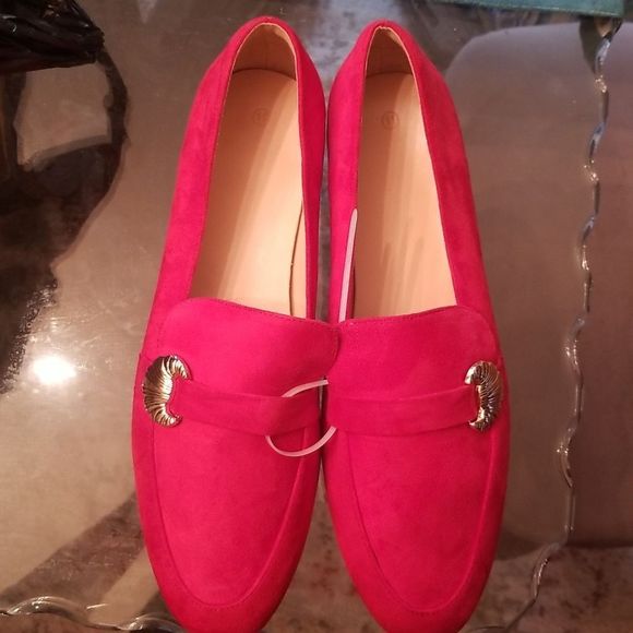 Womens Red Faux Suede Slip On Loafers With Gold Faux Buckle NWOT Sz. 11M - Picture 5 of 9
